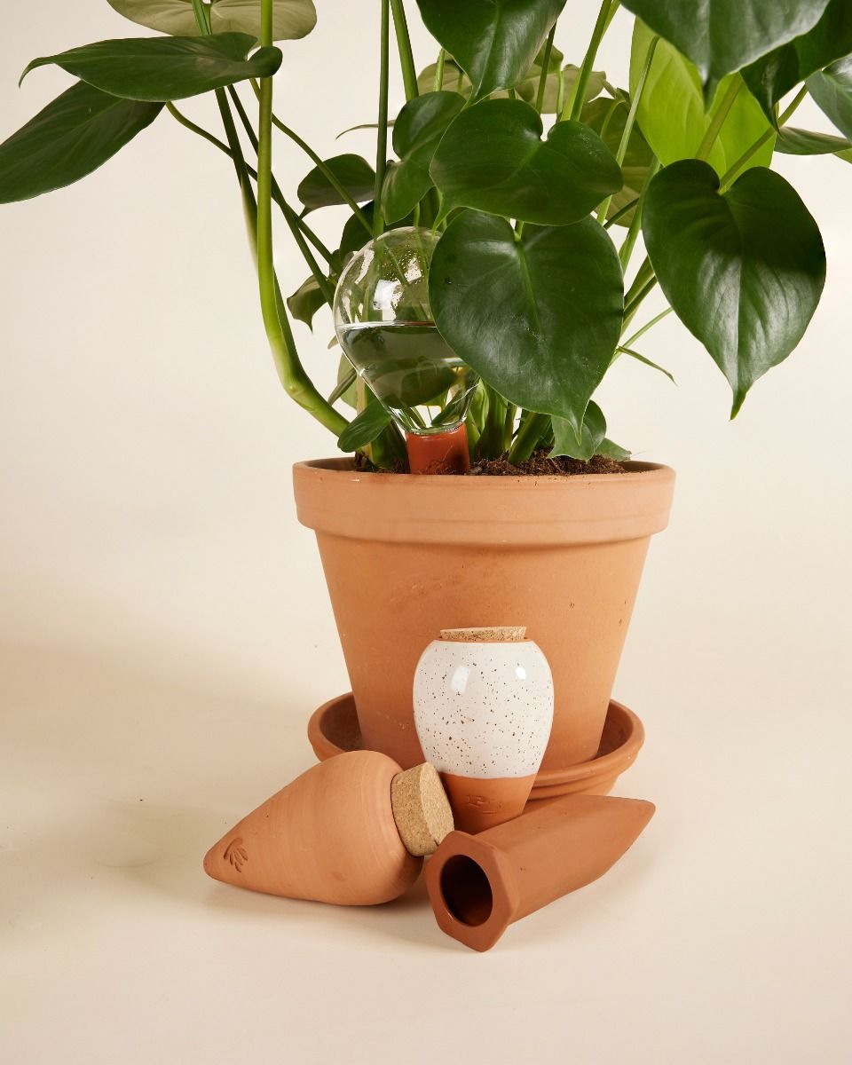 Relaxdays waterdruppelaar voor planten, set van 4, keramiek, watergeefsysteem voor 1,5 l wijnfles, terracotta/blauw